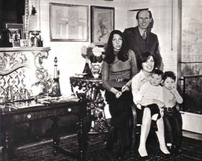 Con la moglie Lidia, la figlia Maddalena e i nipotini nel 1971